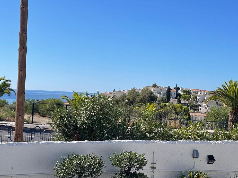 Fuldstændig renoveret feriehus med to soveværelser i den populære Capistrano Village i Nerja med delvis havudsigt