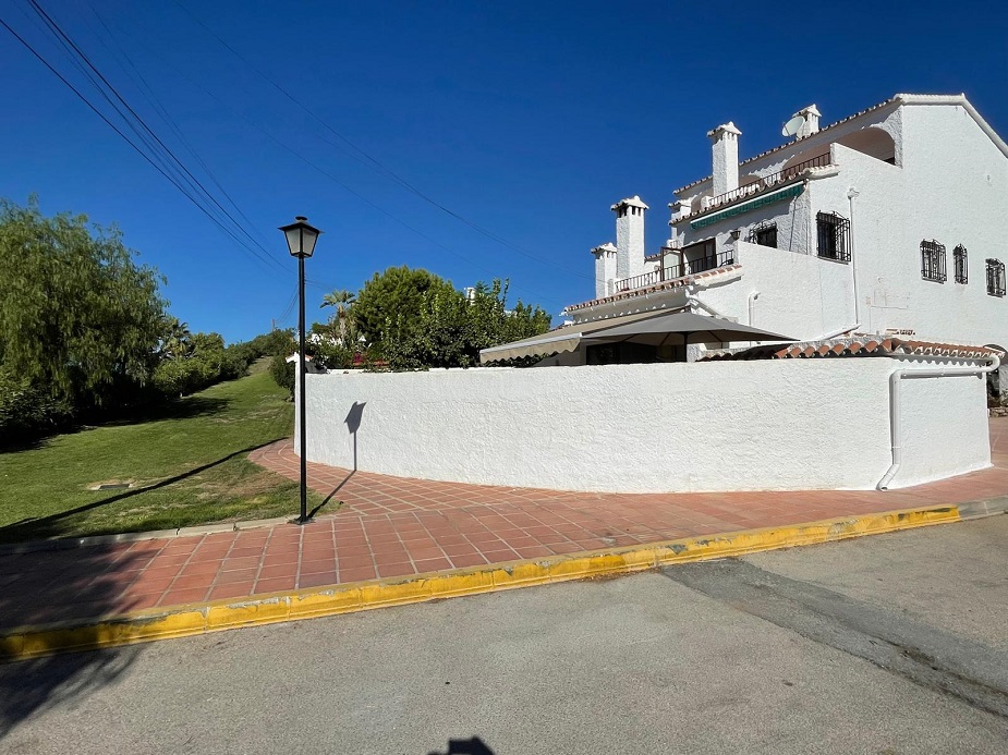 Fuldstændig renoveret feriehus med to soveværelser i den populære Capistrano Village i Nerja med delvis havudsigt