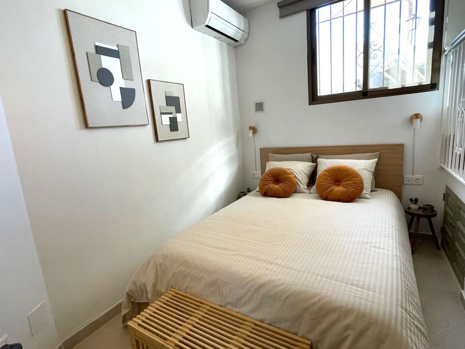 Fuldstændig renoveret feriehus med to soveværelser i den populære Capistrano Village i Nerja med delvis havudsigt