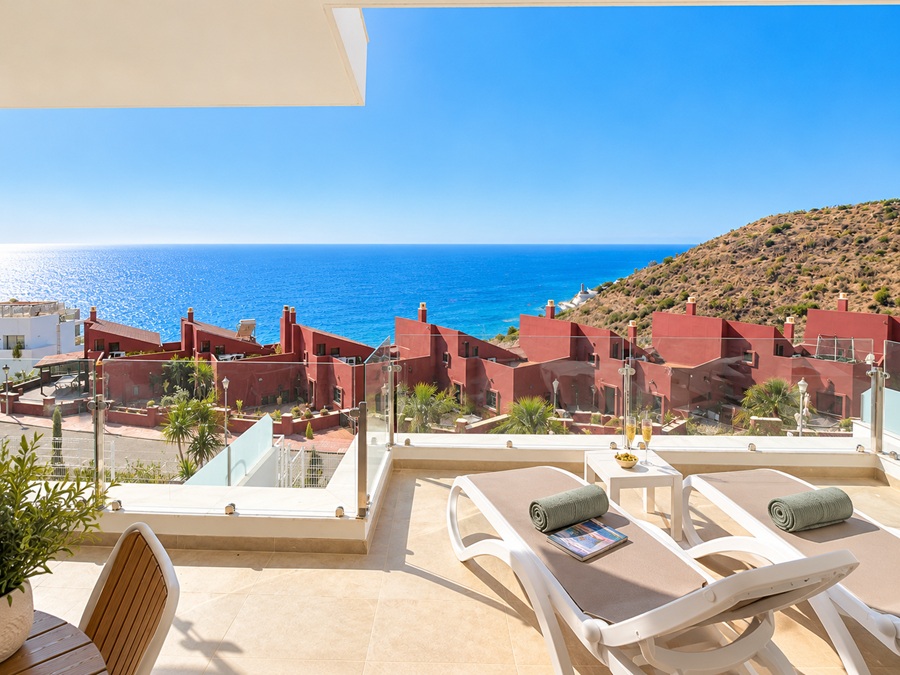 Exclusief hoekappartement met panoramisch zeezicht in Bayview II, Nerja