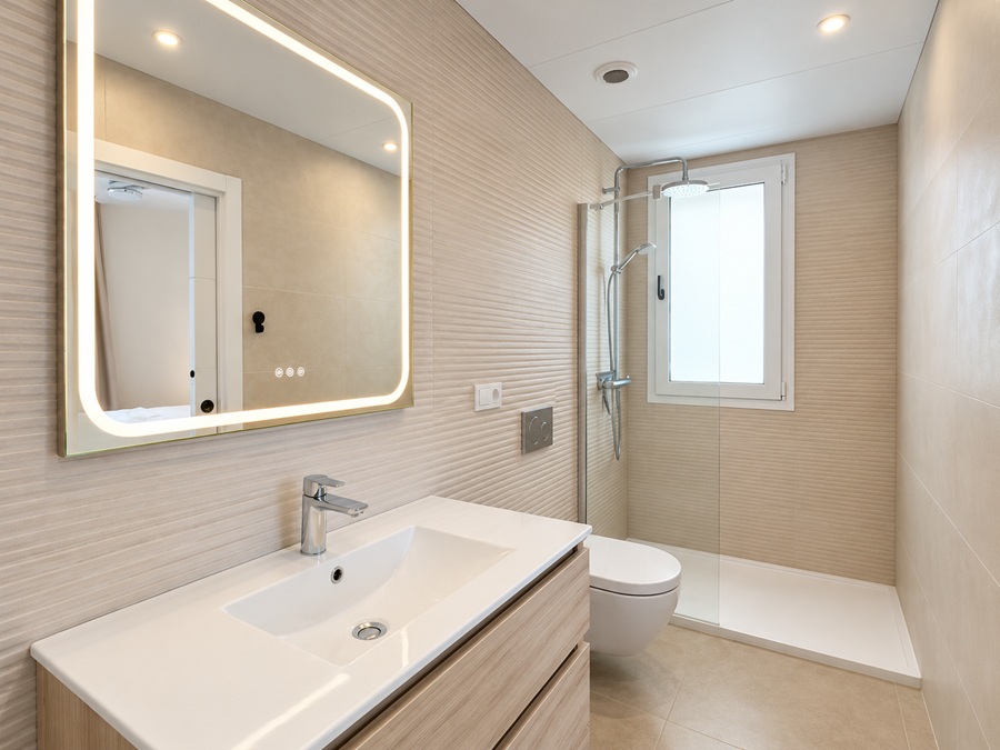 Exclusief hoekappartement met panoramisch zeezicht in Bayview II, Nerja