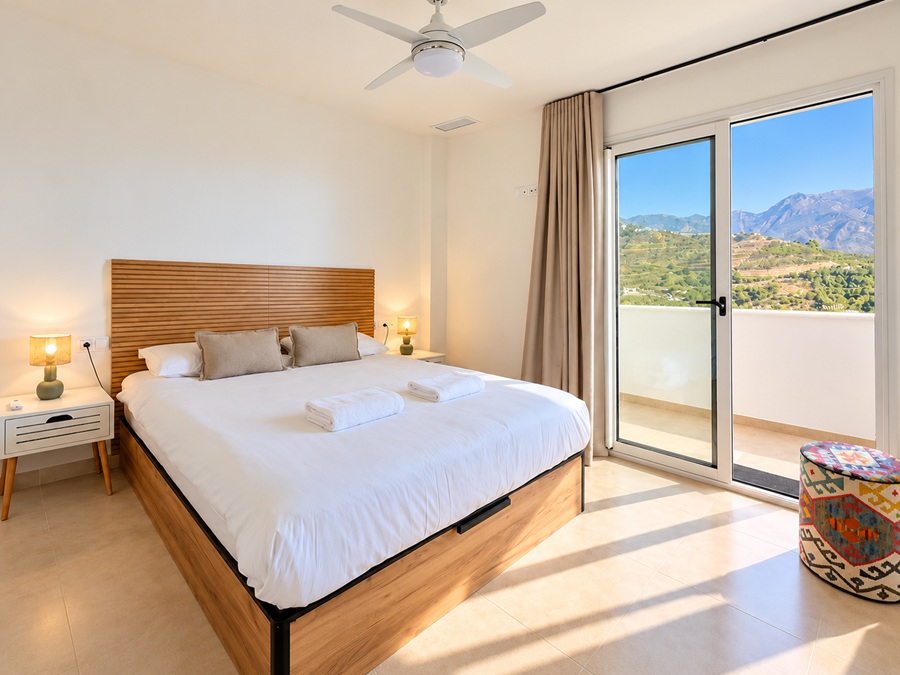 Exclusief hoekappartement met panoramisch zeezicht in Bayview II, Nerja