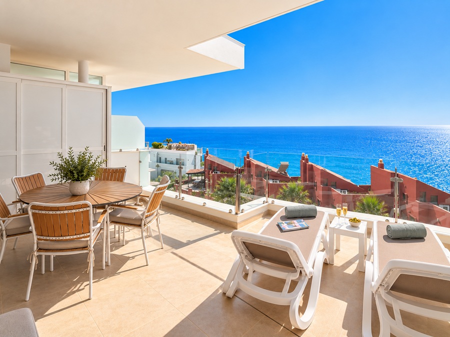 Exclusief hoekappartement met panoramisch zeezicht in Bayview II, Nerja