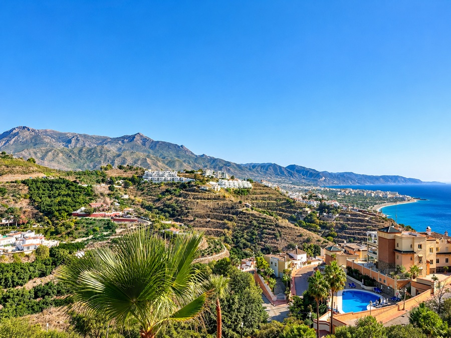 Exclusief hoekappartement met panoramisch zeezicht in Bayview II, Nerja