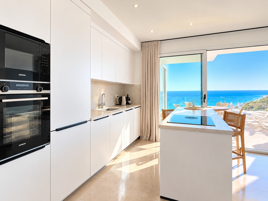 Exclusief hoekappartement met panoramisch zeezicht in Bayview II, Nerja