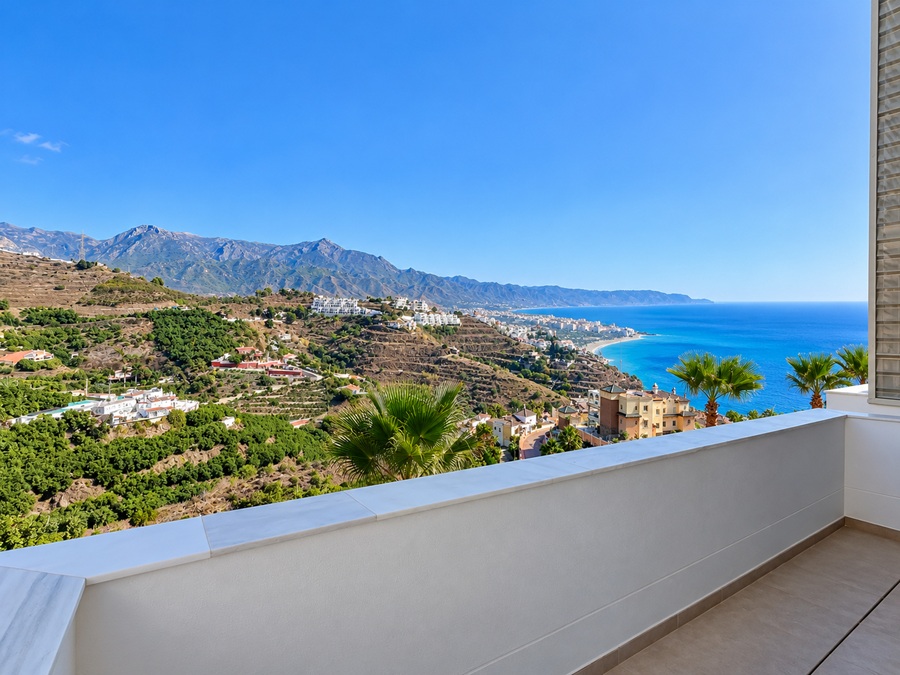 Exclusief hoekappartement met panoramisch zeezicht in Bayview II, Nerja