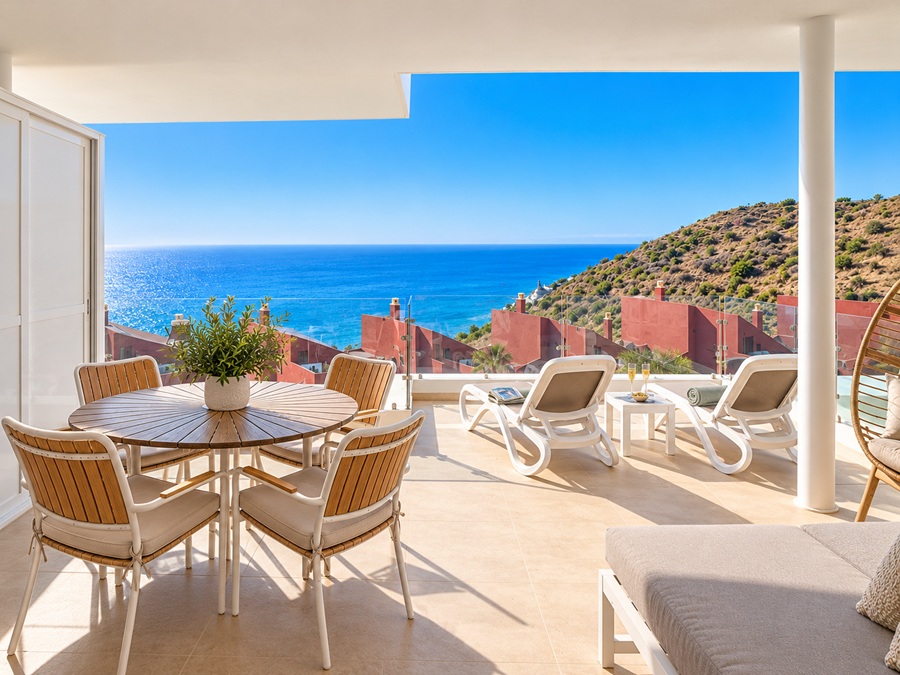 Exclusief hoekappartement met panoramisch zeezicht in Bayview II, Nerja