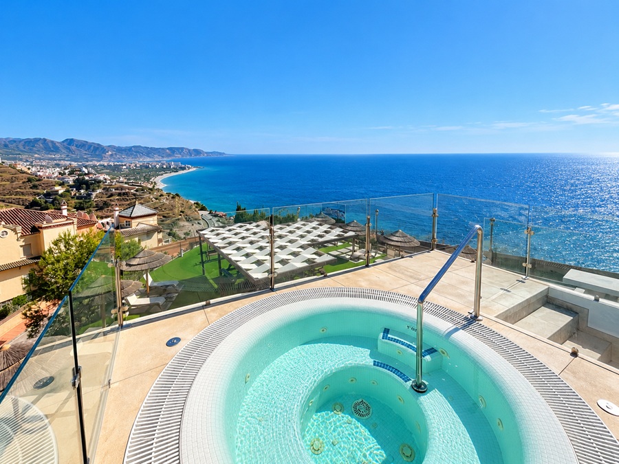Exclusief hoekappartement met panoramisch zeezicht in Bayview II, Nerja