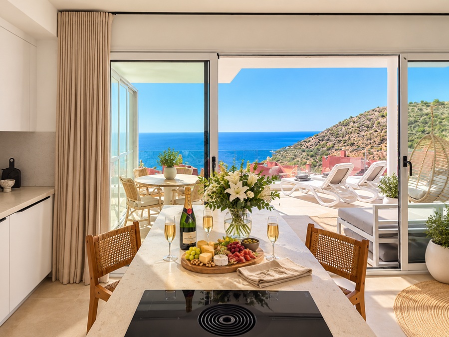 Exclusief hoekappartement met panoramisch zeezicht in Bayview II, Nerja