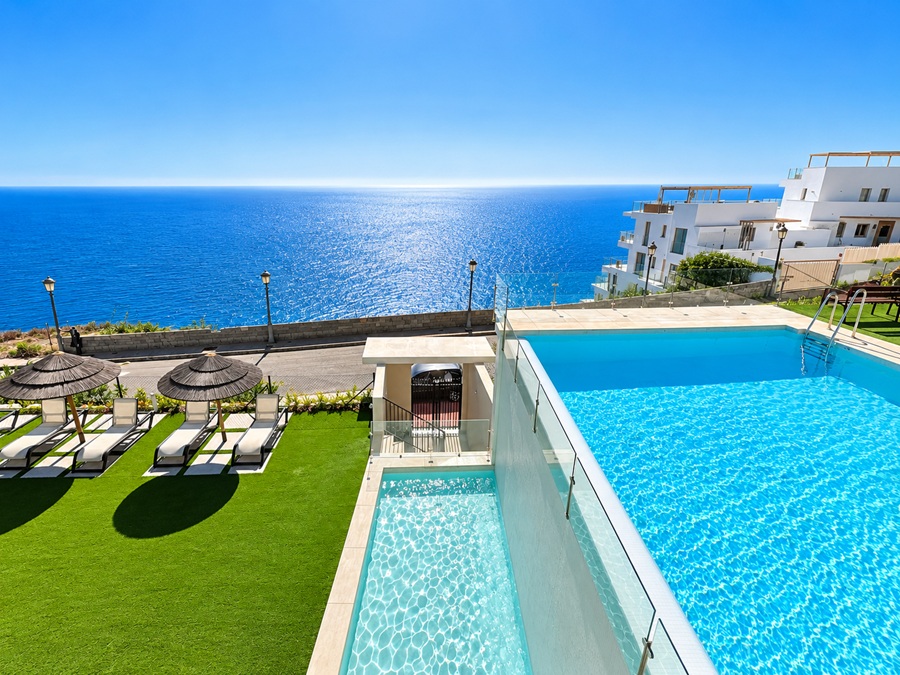 Exclusief hoekappartement met panoramisch zeezicht in Bayview II, Nerja