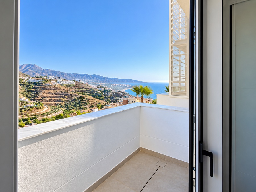 Exclusief hoekappartement met panoramisch zeezicht in Bayview II, Nerja