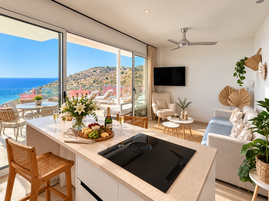 Exclusief hoekappartement met panoramisch zeezicht in Bayview II, Nerja