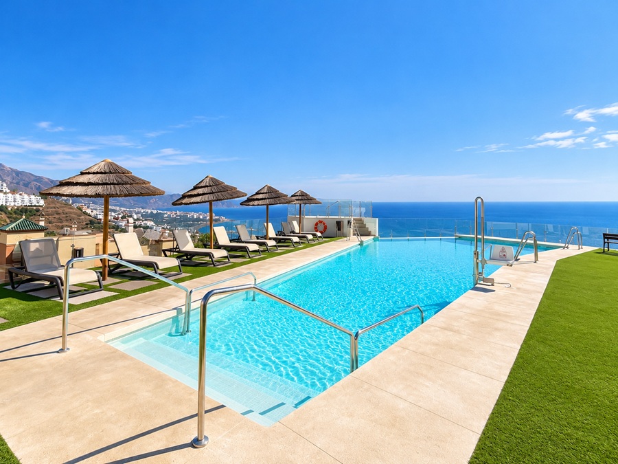 Exclusief hoekappartement met panoramisch zeezicht in Bayview II, Nerja
